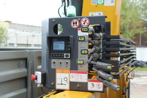 Автомобиль бортовой с кму XCMG SQS 68-04 на базе ГАЗ С41R33 - фото 2. Автомобиль бортовой с кму XCMG SQS 68-04 на базе ГАЗ С41R33 - фото 2.